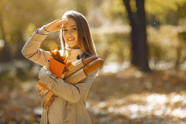Elegantes und stilvolles Mädchen in einem Herbstpark — Stockfoto