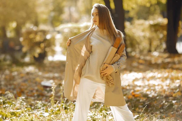 Menina elegante e elegante em um parque de outono — Fotografia de Stock
