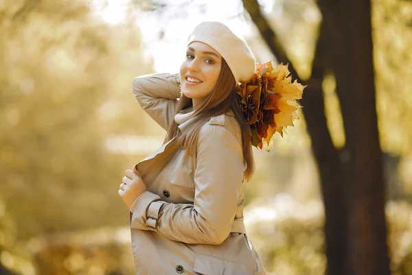 Elegantes und stilvolles Mädchen in einem Herbstpark — Stockfoto