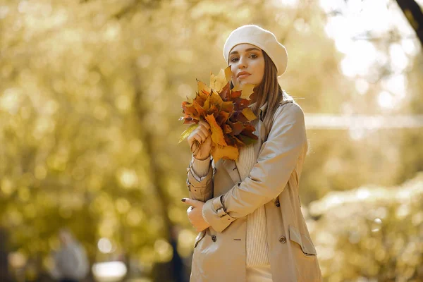 Элегантная и стильная девушка в осеннем парке — стоковое фото