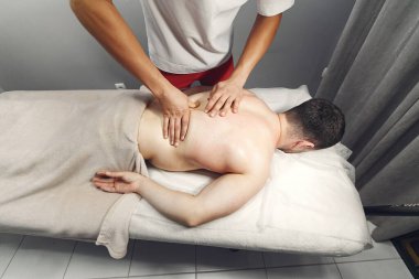 Doktor hastahanedeki adama masaj yapıyor.