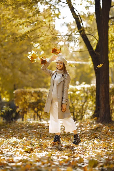 Ragazza elegante ed elegante in un parco autunnale — Foto Stock