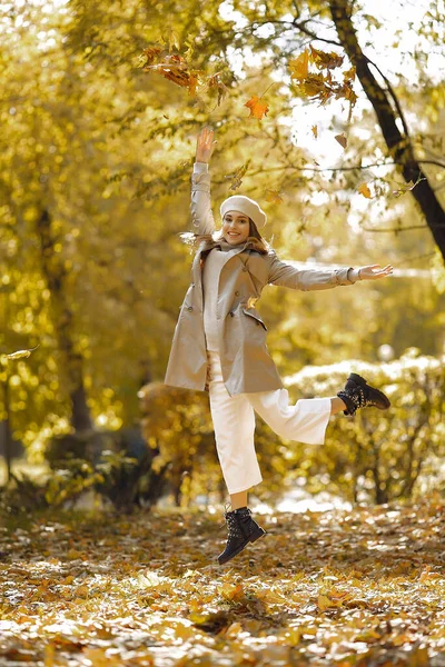 Menina elegante e elegante em um parque de outono — Fotografia de Stock