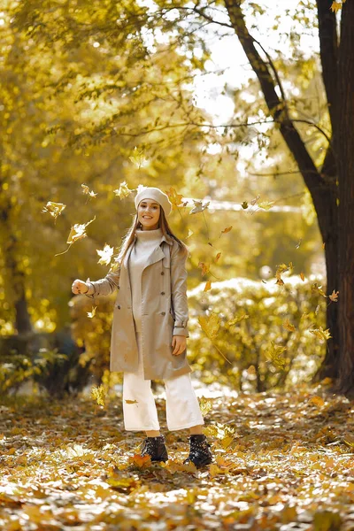 秋天公园里的一个优雅而时尚的女孩 — 图库照片