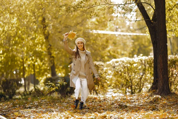 Elegantes und stilvolles Mädchen in einem Herbstpark — Stockfoto