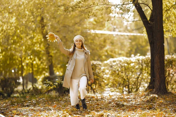 Elegantes und stilvolles Mädchen in einem Herbstpark — Stockfoto