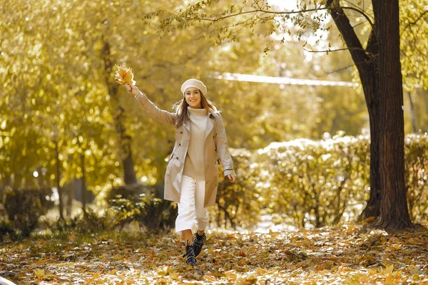 Menina elegante e elegante em um parque de outono — Fotografia de Stock