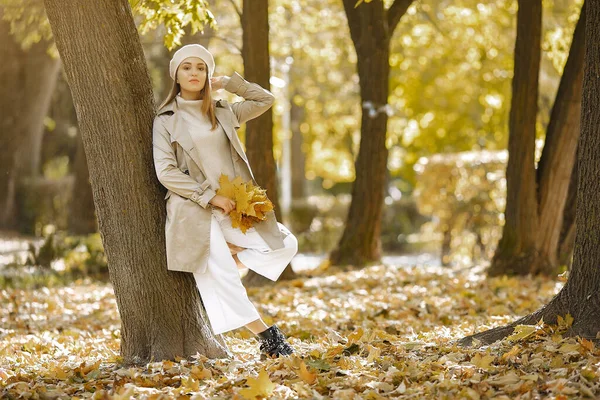 Елегантна і стильна дівчина в осінньому парку — стокове фото