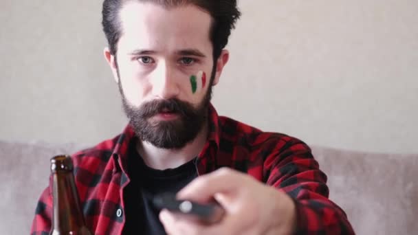 Портрет бородатого мужчины, смотрящего футбольный матч дома — стоковое видео