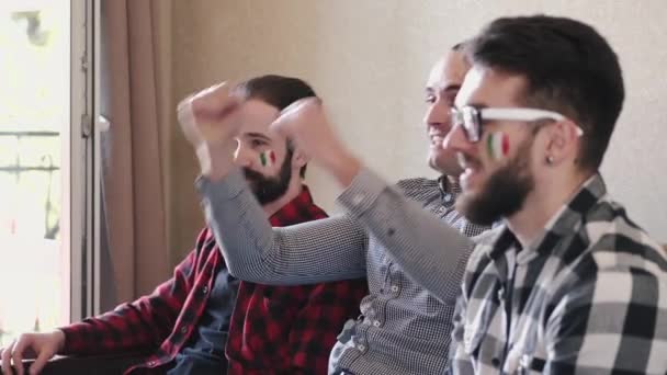Портрет трех друзей, болеющих за итальянскую команду дома — стоковое видео