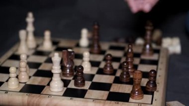 Evdeki kanepede satranç oynama sürecinin kırpılmış görüntüsü