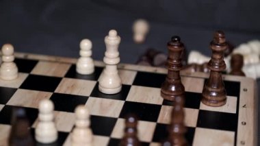 Evdeki kanepede satranç oynama sürecinin kırpılmış görüntüsü