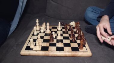 Evdeki kanepede satranç oynama sürecinin kırpılmış görüntüsü