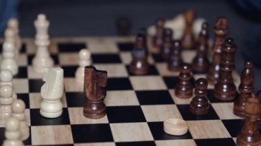 Evdeki kanepede satranç oynama sürecinin kırpılmış görüntüsü