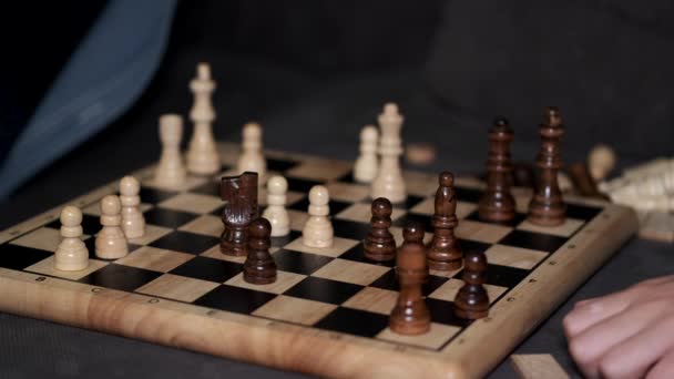 Καλλιεργημένη άποψη της διαδικασίας του παιχνιδιού σκάκι στον καναπέ στο σπίτι — Αρχείο Βίντεο