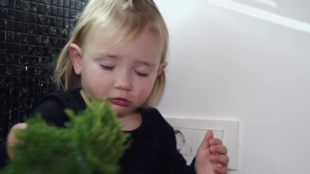 Retrato de niña rubia con los ojos cerrados — Vídeos de Stock