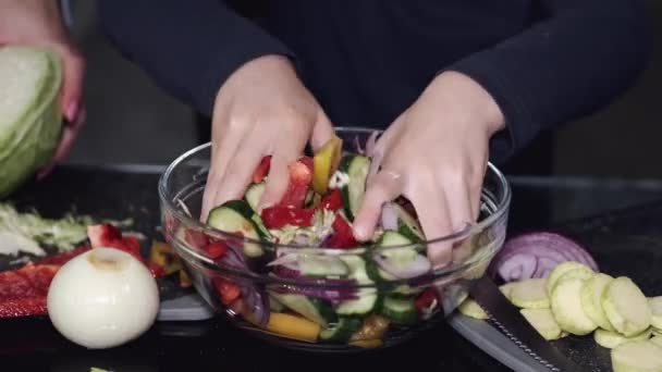 Vista cortada do processo de fazer salada por criança em casa — Vídeo de Stock