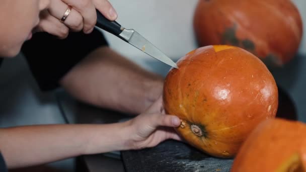 Beskuren bild av processen att snida pumpa för halloween hemma — Stockvideo