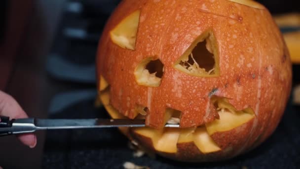 Vista recortada del proceso de tallado de calabaza para Halloween en casa — Vídeos de Stock