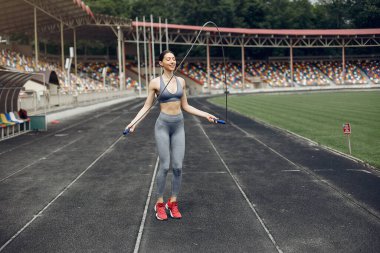 Stadyumda sporcu kız eğitimi.