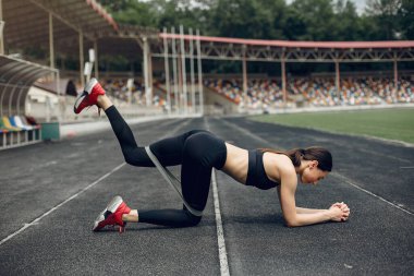 Stadyumda sporcu kız eğitimi.