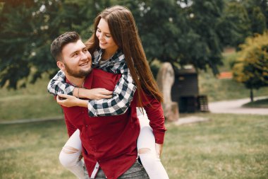 Güzel bir çift yaz parkında vakit geçirir.