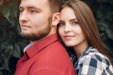 Güzel bir çift yaz parkında vakit geçirir.