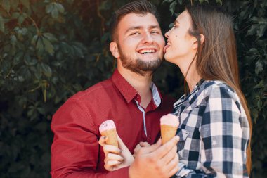 Güzel bir çift yaz parkında vakit geçirir.