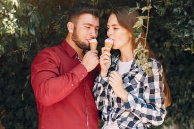 Güzel bir çift yaz parkında vakit geçirir.