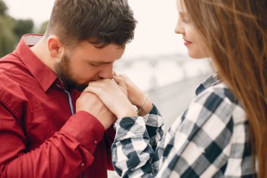 Güzel bir çift yaz parkında vakit geçirir.