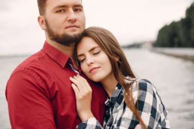 Güzel bir çift yaz parkında vakit geçirir.