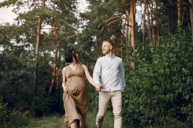 Şirin bir aile yaz tarlasında vakit geçiriyor.