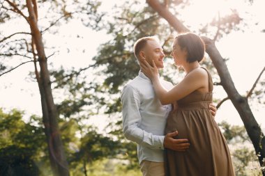 Şirin bir aile yaz tarlasında vakit geçiriyor.