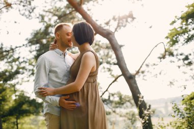 Şirin bir aile yaz tarlasında vakit geçiriyor.