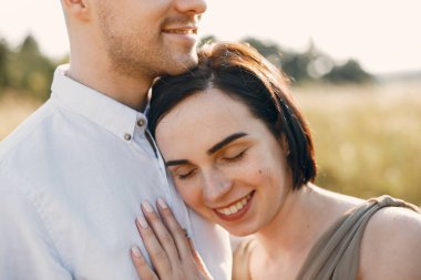 Şirin bir aile yaz tarlasında vakit geçiriyor.