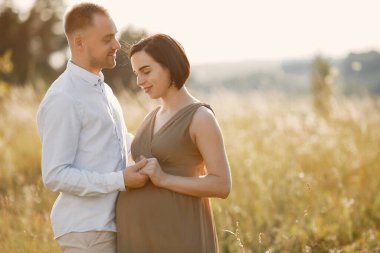 Şirin bir aile yaz tarlasında vakit geçiriyor.