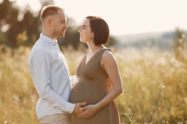 Şirin bir aile yaz tarlasında vakit geçiriyor.