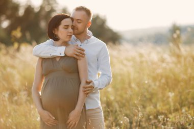 Şirin bir aile yaz tarlasında vakit geçiriyor.