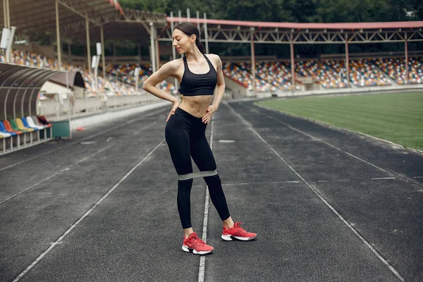 競技場でのスポーツ女子トレーニング — ストック写真