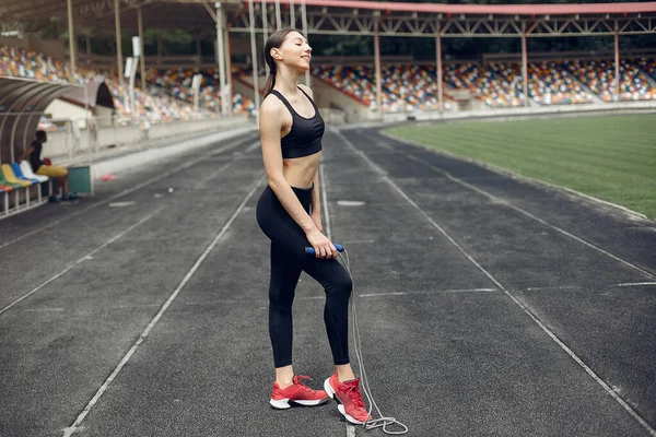 Sport flicka utbildning på stadion — Stockfoto