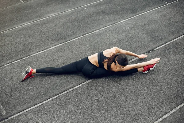 Chica deportiva entrenando en el estadio —  Fotos de Stock