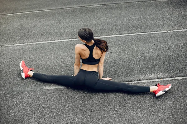 Sport meisjestraining in het stadion — Stockfoto