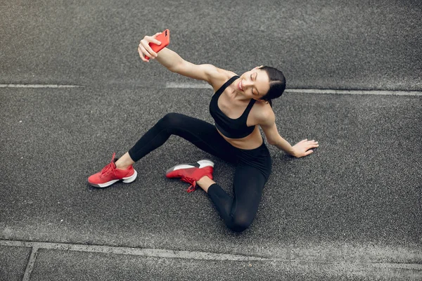 Chica deportiva entrenando en el estadio —  Fotos de Stock