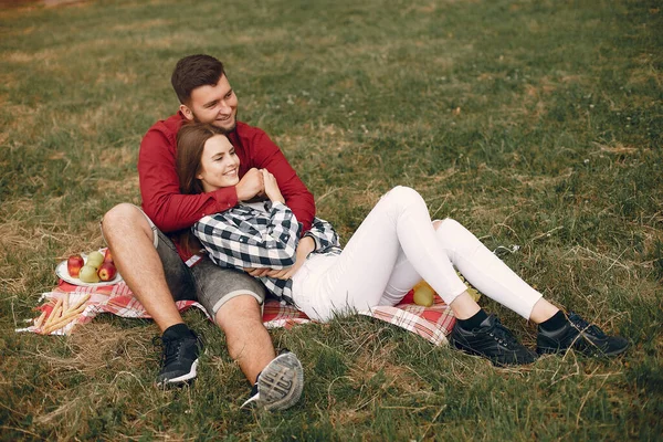 Vackra par tillbringa tid i en sommarpark — Stockfoto
