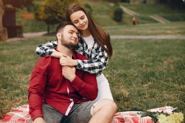 Hermosa pareja pasar tiempo en un parque de verano — Foto de Stock
