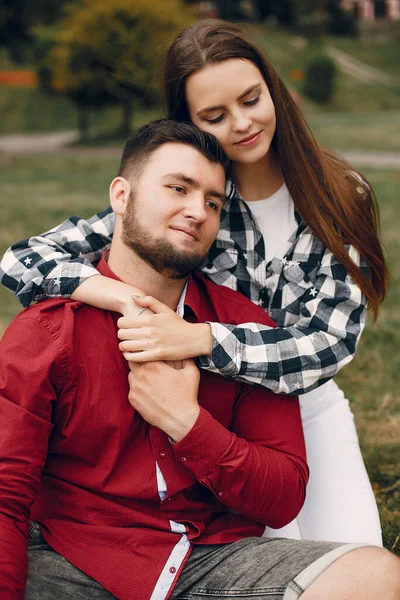 Belo casal passar o tempo em um parque de verão — Fotografia de Stock