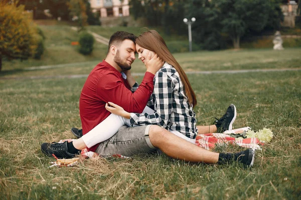 Belo casal passar o tempo em um parque de verão — Fotografia de Stock