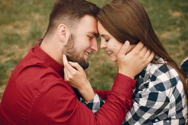 Beau couple passer du temps dans un parc d'été — Photo