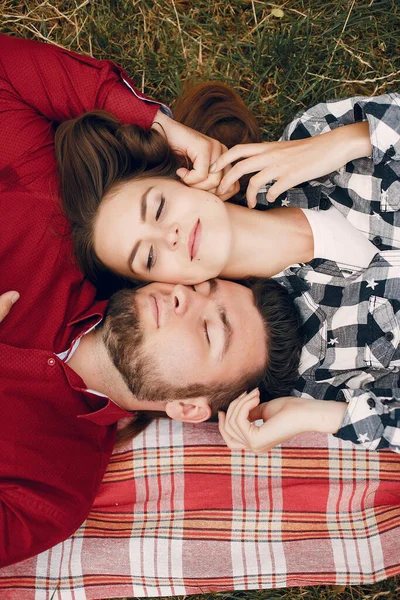 Beautiful couple spend time in a summer park — Stock Photo, Image