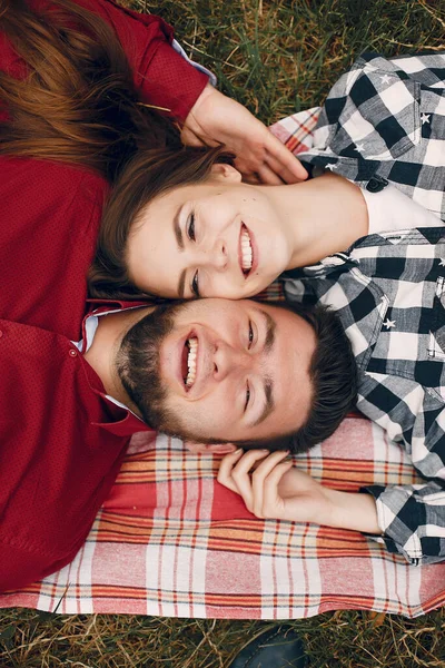 Beautiful couple spend time in a summer park — Stock Photo, Image